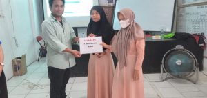 Di Teluk Meku, Yayasan FH Indonesia Berikan Sertifikat Menjahit Serta Mesin Jahit