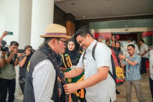 Bobby Nasution Ulosi Ridwan Kamil Saat Kunjungan Ke Medan